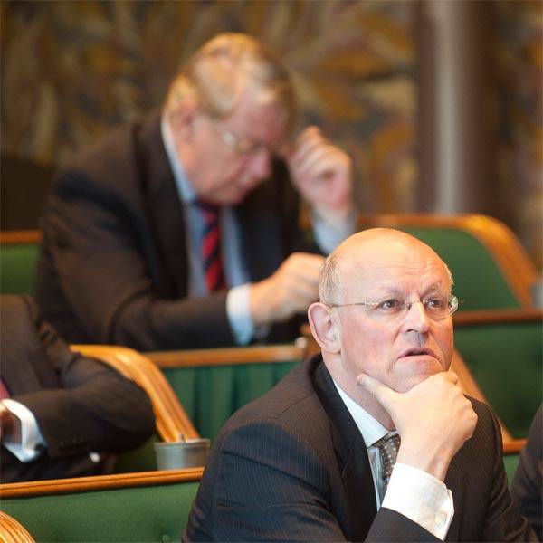 Vertrek van de Kamerleden Rosentaal (VVD) en Hillen (CDA)