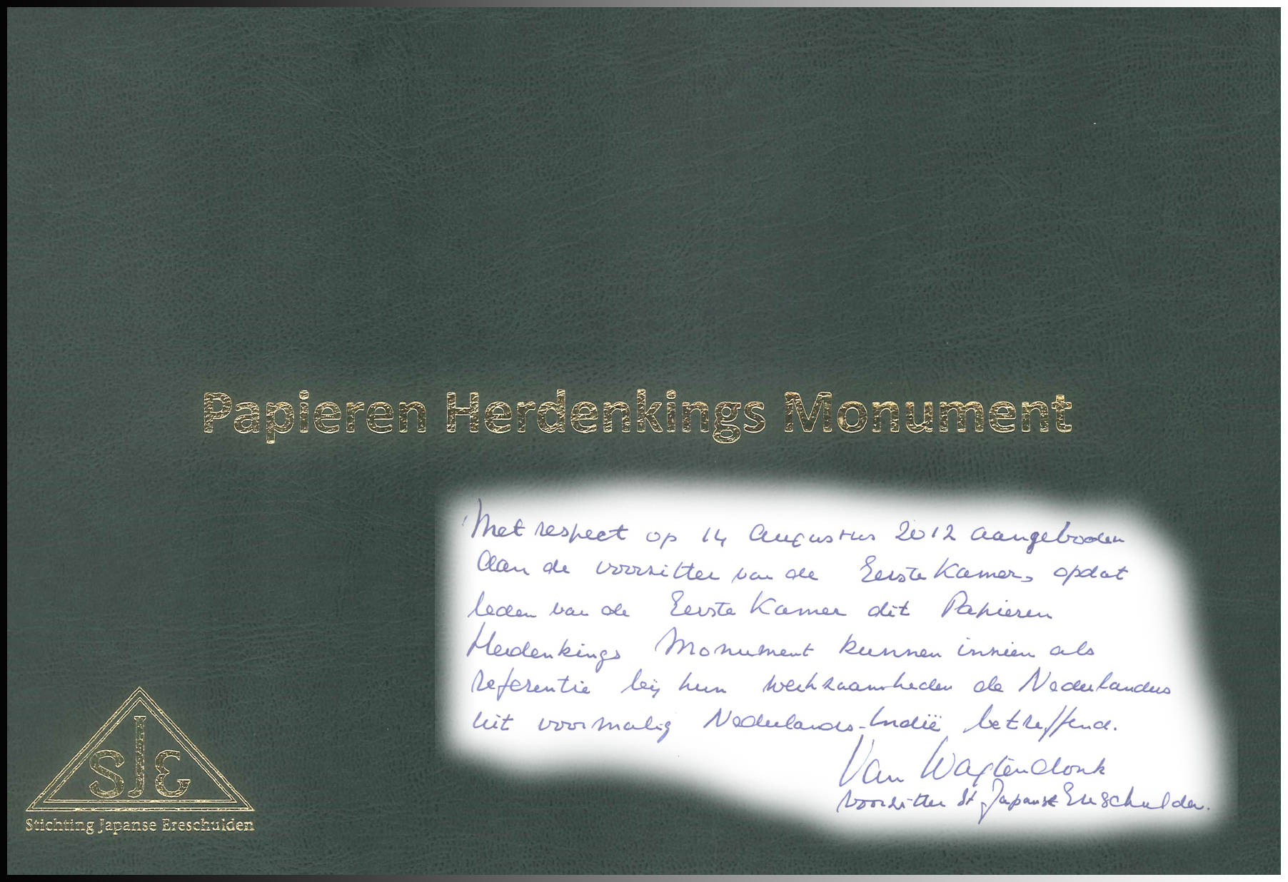 Afbeelding van boek "Papieren Herdenkings Monument" op 14 augustus 2012 aangeboden aan Voorzitter Eerste Kamer.