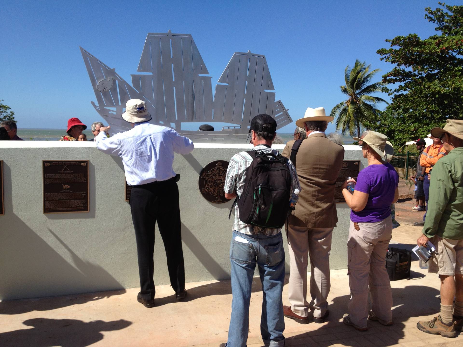 Het 'First Contact Memorial' monument