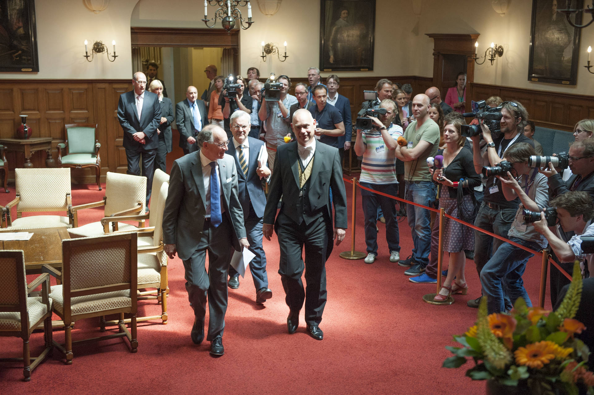 Voorzitter Eerste Kamer Fred de Graaf onderweg naar plenaire zaal