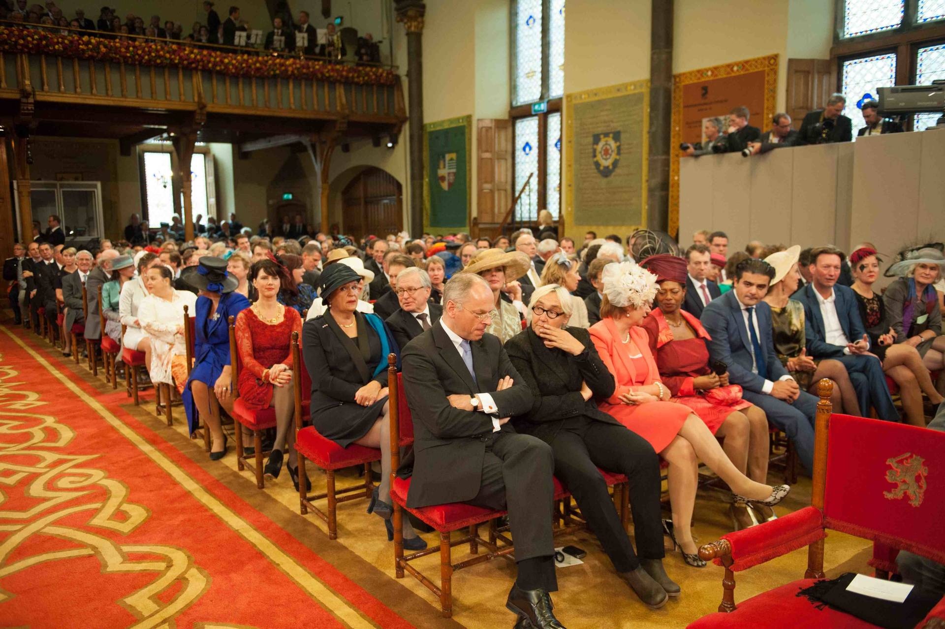 Kamerleden in Ridderzaal wachtend op de Koning