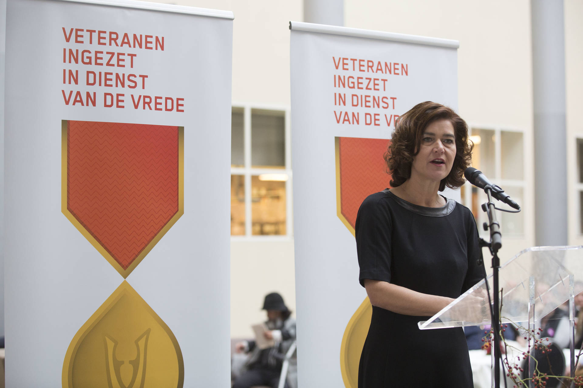 Tweede Kamervoorzitter Van Miltenburg houdt een toespraak