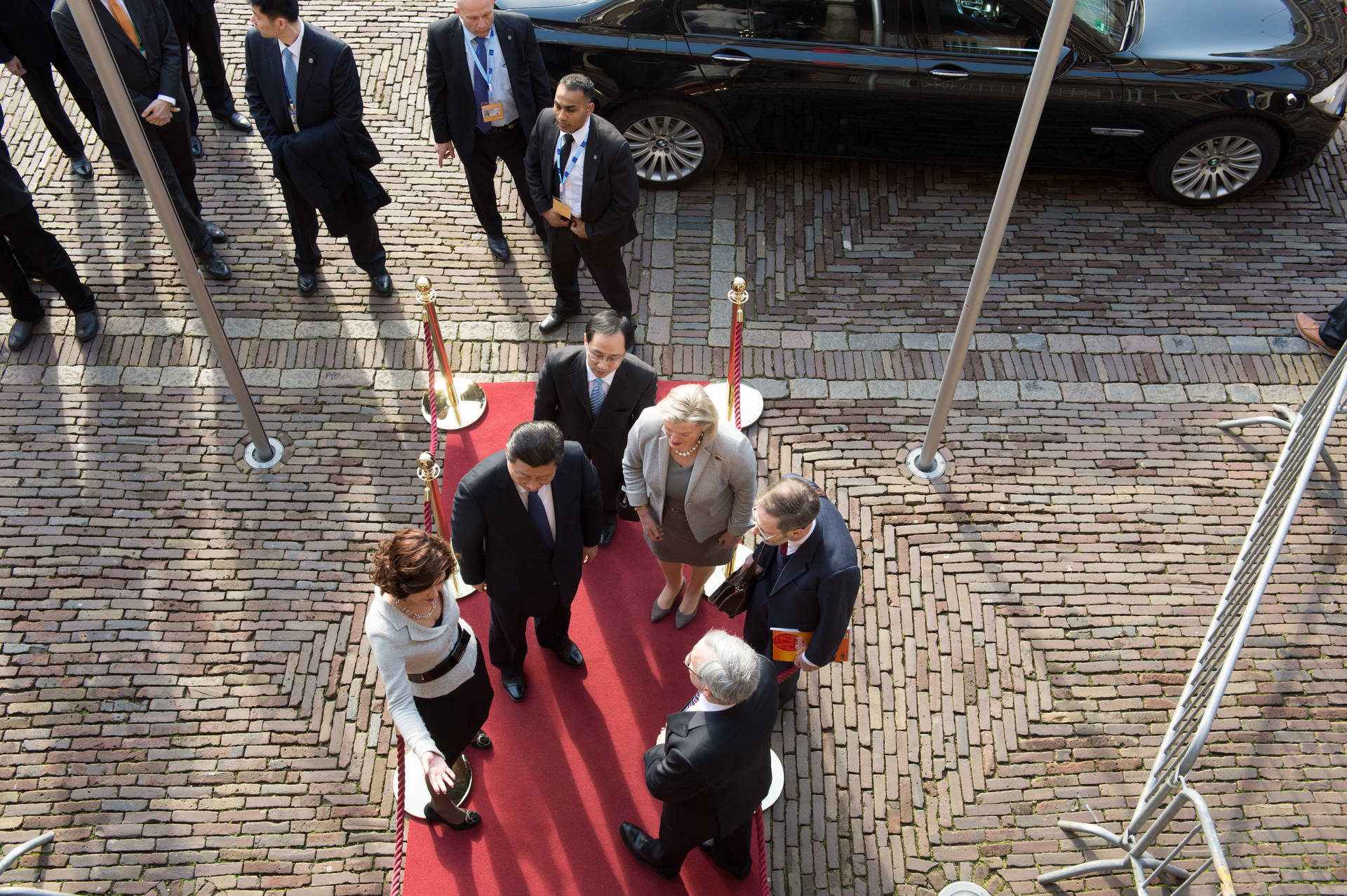 Begroeting van de President van China op de rode loper voor het gebouw van de Eerste Kamer 