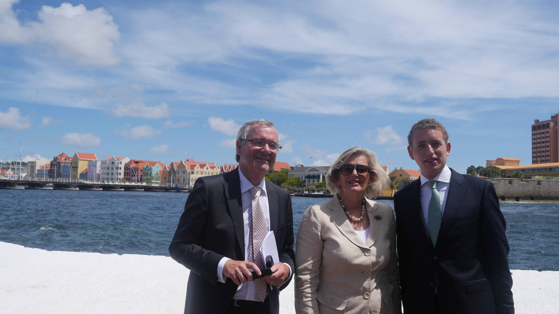 De delegatie van de Eerste Kamer: Griffier Geert Jan Hamilton, Voorzitter Ankie Broekers-Knol en stafmedewerker Floris Wolf 