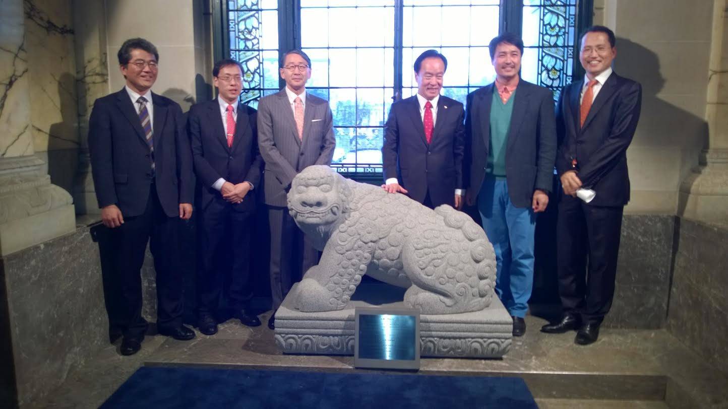 Onthulling Koreaans Haechi-monument in Vredespaleis