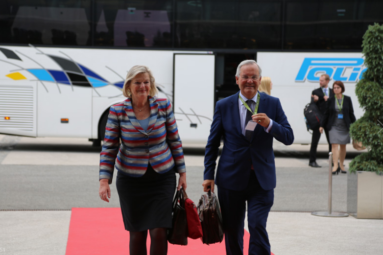 Aankomst Voorzitter Eerste Kamer Ankie Broekers-Knol en Griffier Eerste Kamer Geert Jan Hamilton