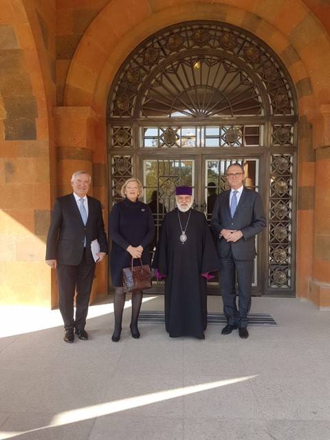 V.l.n.r. Griffier Geert Jan Hamilton, Voorzitter Ankie Broekers-Knol, Aartsbisschop Nathan Hovhannisyan van de Armeens-Apostolische Kerk en Ambassadeur Jos Douma