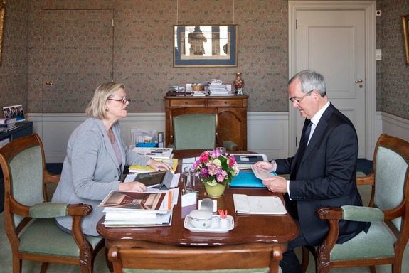 Griffier Geert Jan Hamilton met Voorzitter Ankie Broekers