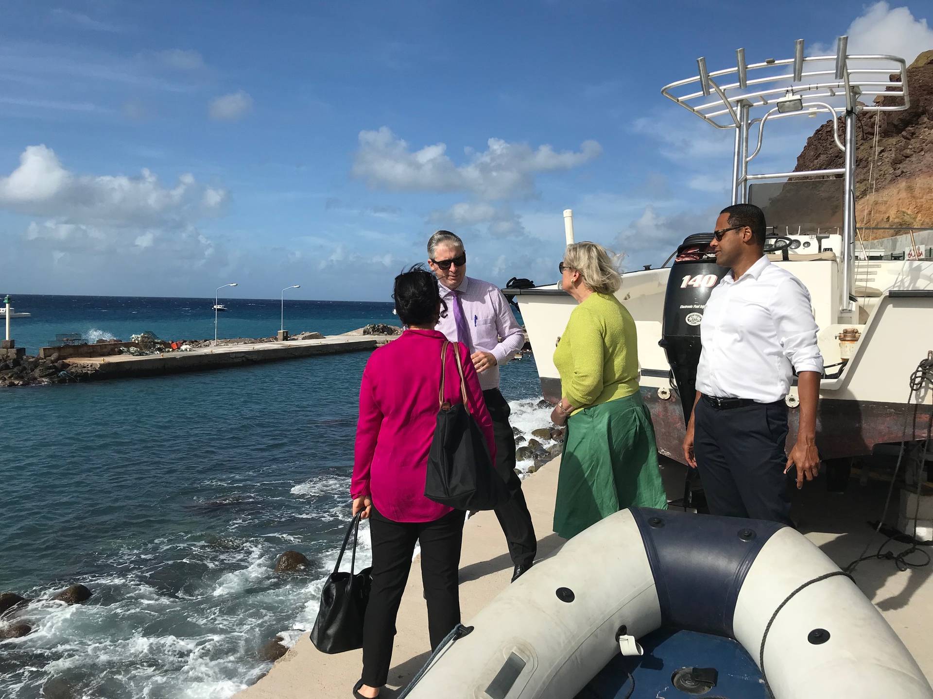 Kamervoorzitters worden door gezaghebber Jonathan Johnson en eilandsecretaris Tim Muller ter plaatse geïnformeerd over het herstel van de orkaanschade aan de haven van Saba