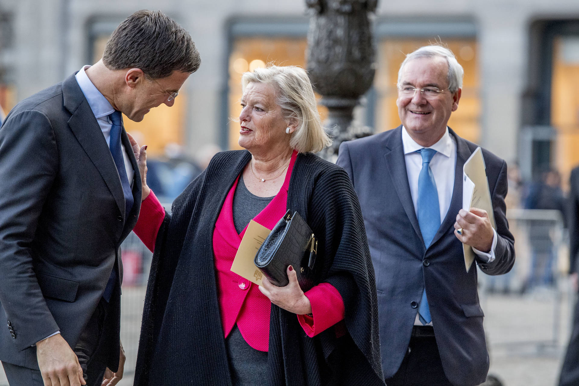 Voorzitter Broekers-Knol komt aan bij Paleis op de Dam in gezelschap van premier Rutte en griffier Eerste Kamer Hamilton