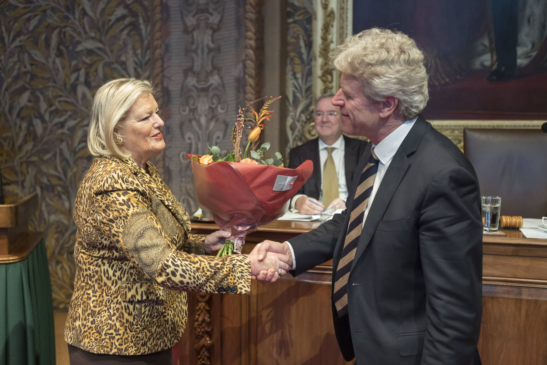 Voorzitter Broekers-Knol feliciteert senator Van Kesteren (PVV) met zijn maidenspeech.