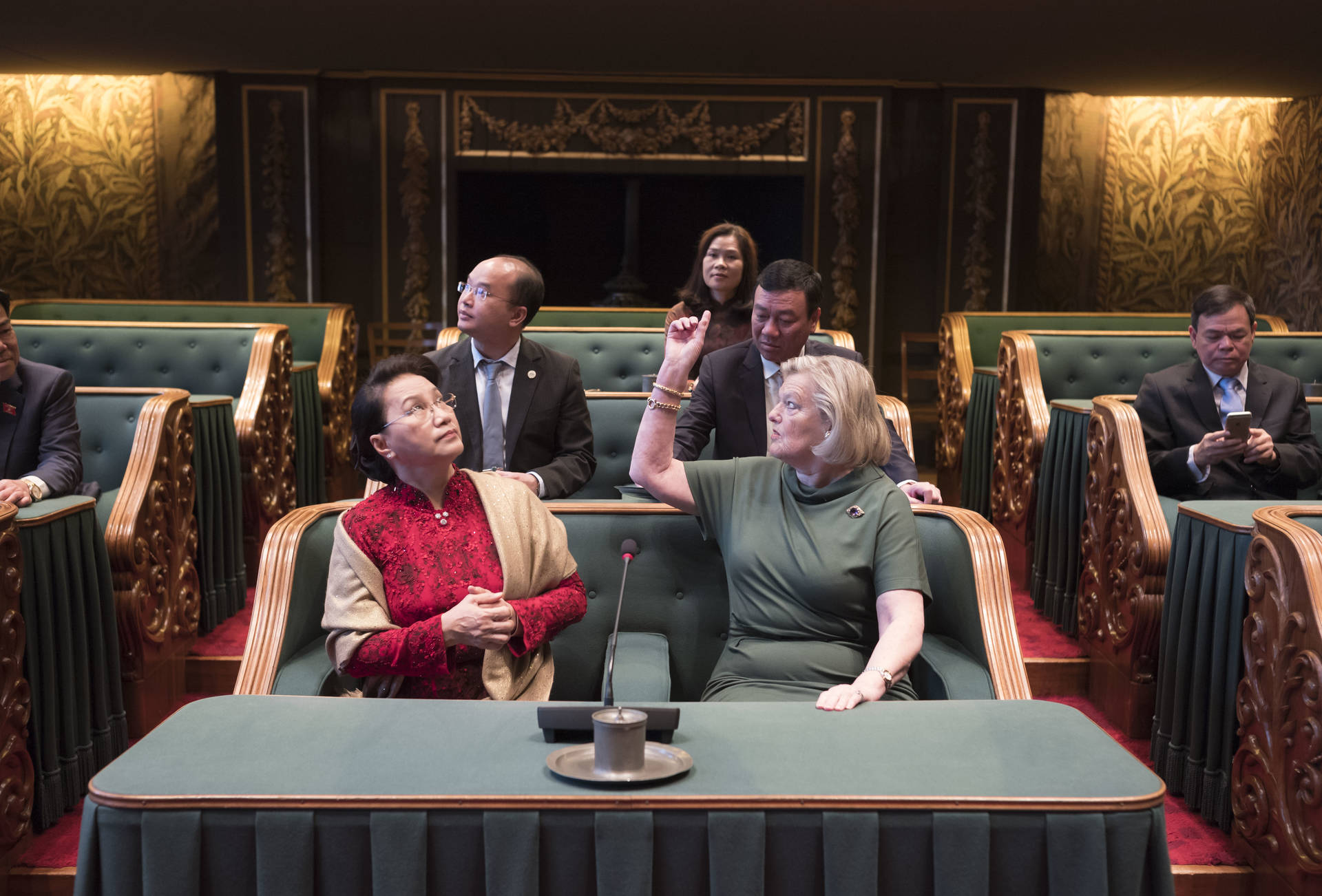 Voorzitter met Vietnamese delegatie in de plenaire zaal