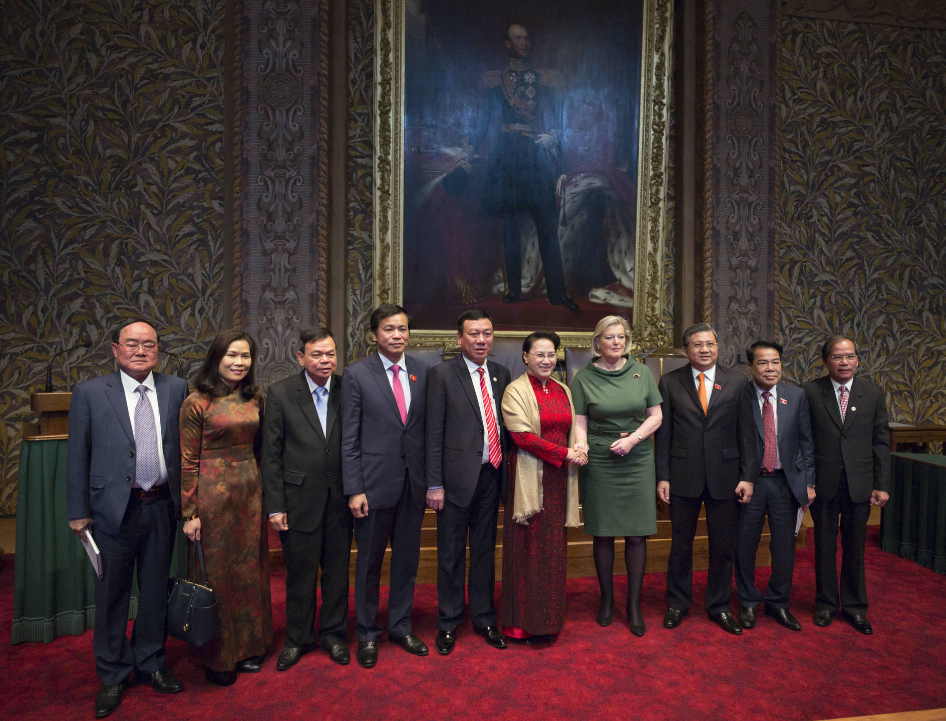 Voorzitter met Vietnamese delegatie in de plenaire zaal