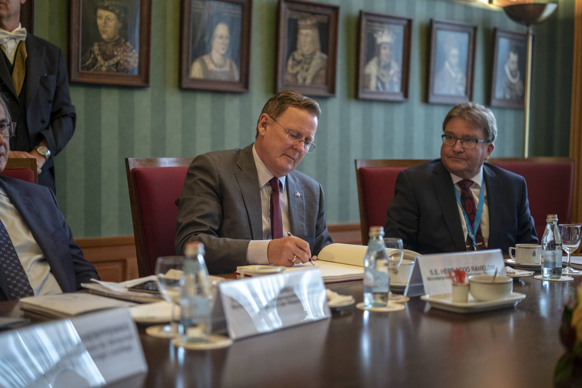 Minister-president Thüringen tekent het gastenboek