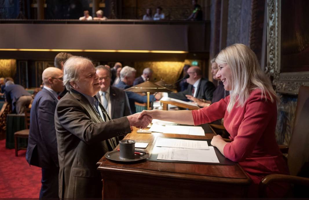 Marjolein Snellink schudt de hand van senator Reuten (SP) bij het begin van de plenaire vergadering