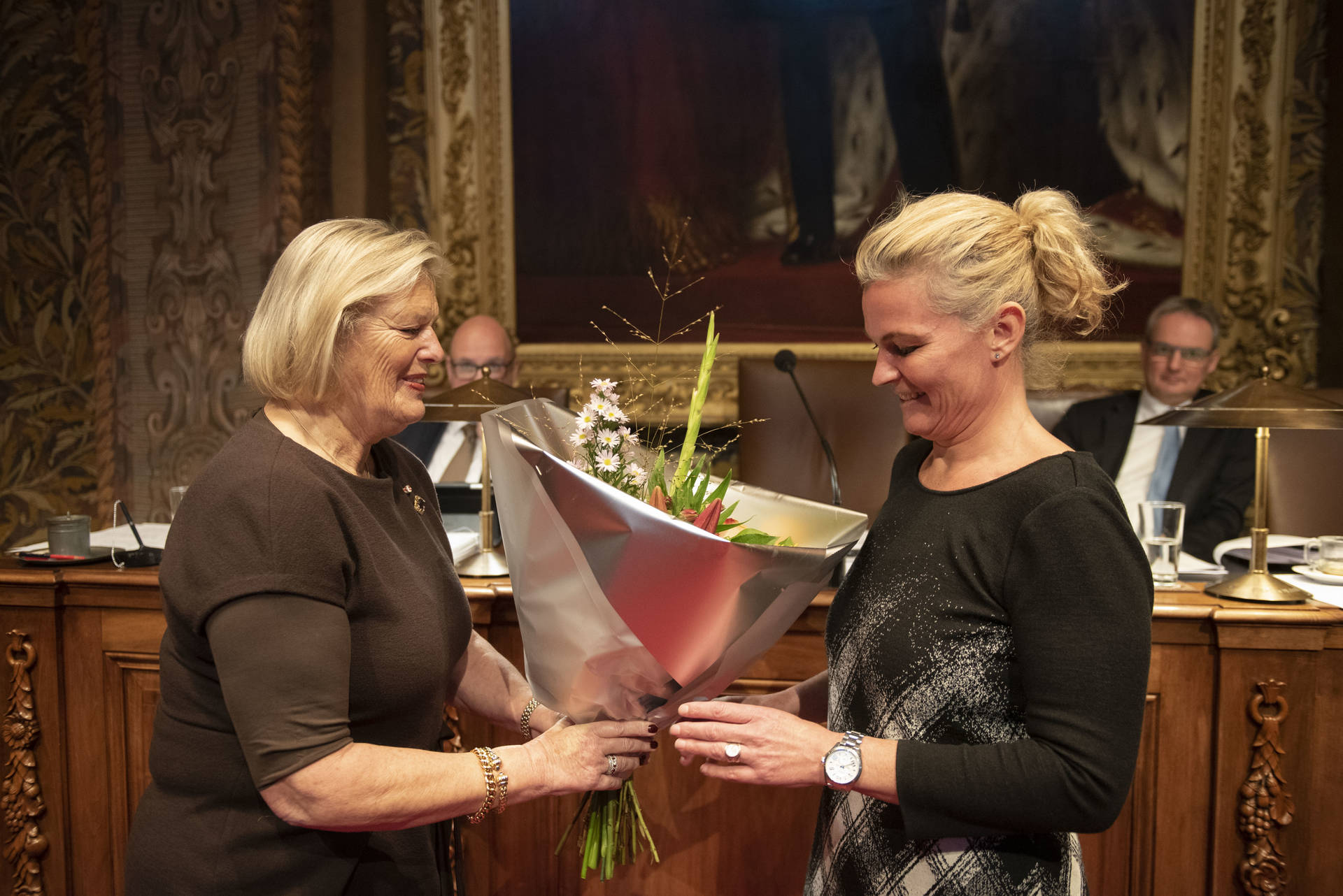 Senator Van Leeuwen (PvdD) wordt gefeliciteerd met haar maidenspeech door voorzitter Broekers-Knol