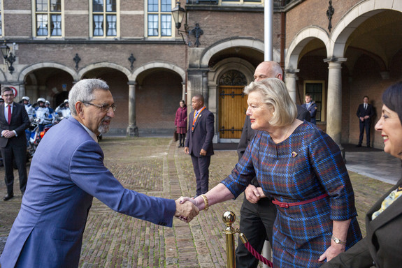 President Fonseca wordt welkom geheten door Eerste Kamervoorzitter Ankie Broekers-Knol en Tweede Kamervoorzitter Khadija Arib 