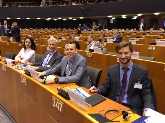 Van Rij (Eerste Kamer) en Slootweg (Tweede Kamer), geflankeerd door griffie-medewerkers