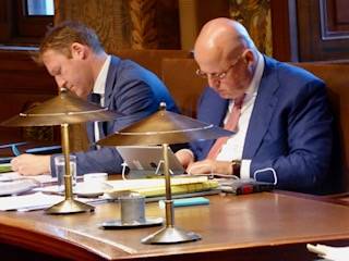 Twee moties in debat majesteitsschennis