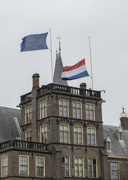 Vlag op Mauritstoren halfstok