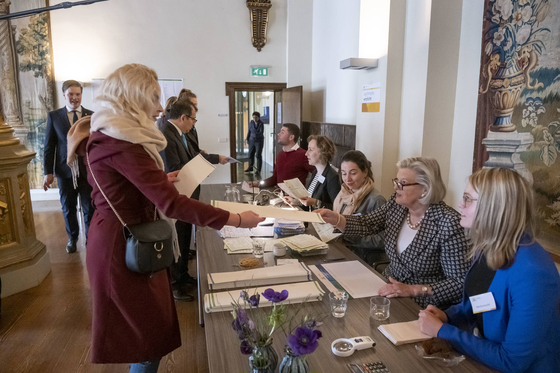 Voorzitter Broekers-Knol was enkele uren lid van het stembureau