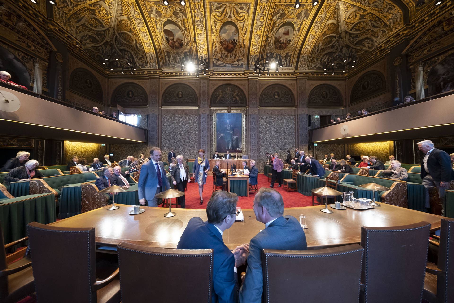 Van der Staaij (rechts) en minister Dekker (links) net na de stemming