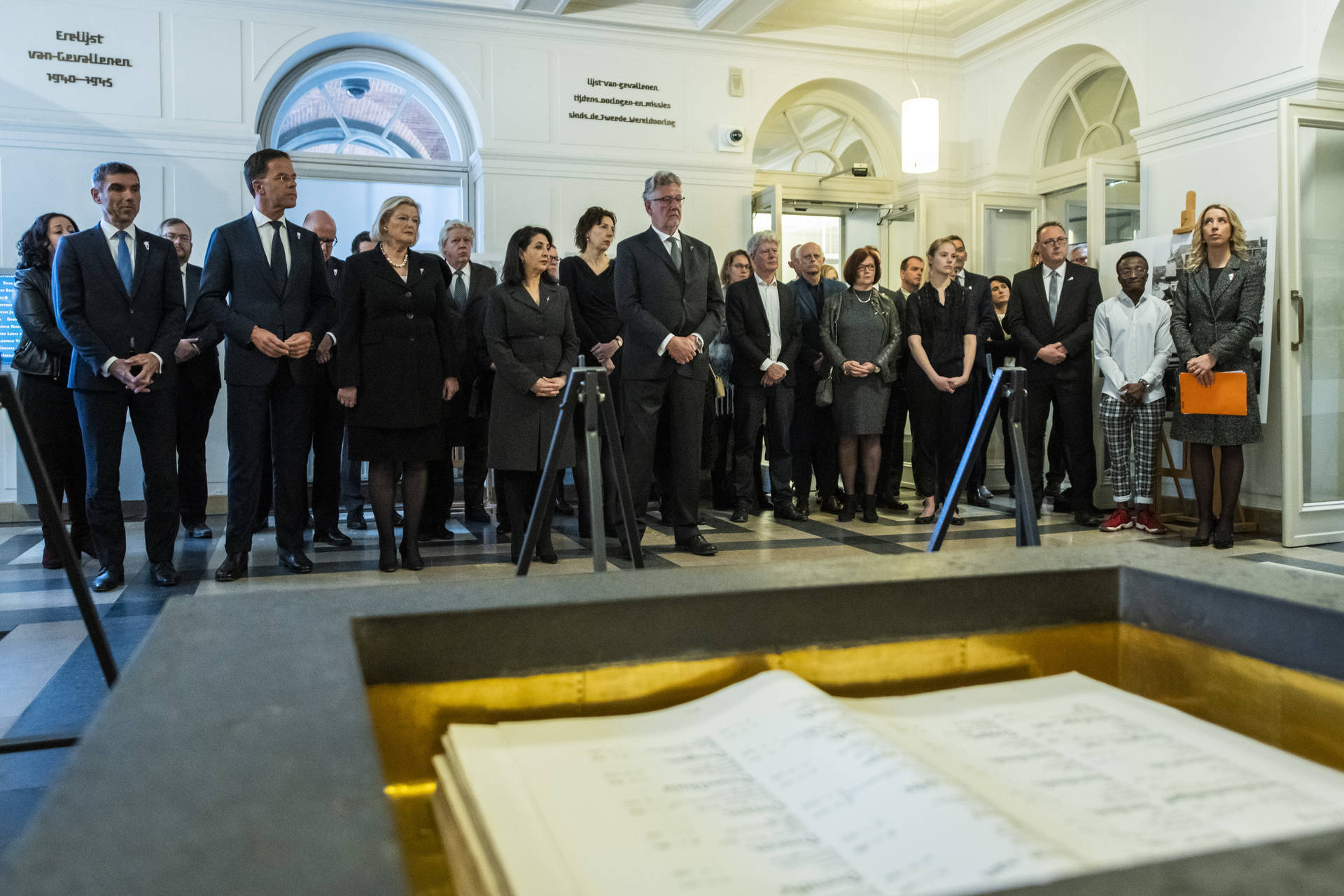 Staten-Generaal herdenken oorlogsslachtoffers. Op de voorgrond de Erelijst van Gevallenen.