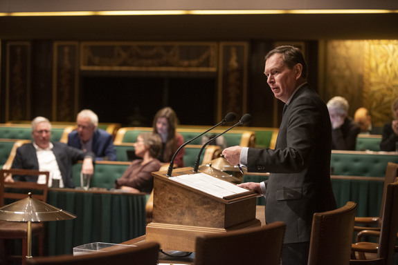 Minister Bruins van Medische Zorg en Sport tijdens het debat op 17 december 2018