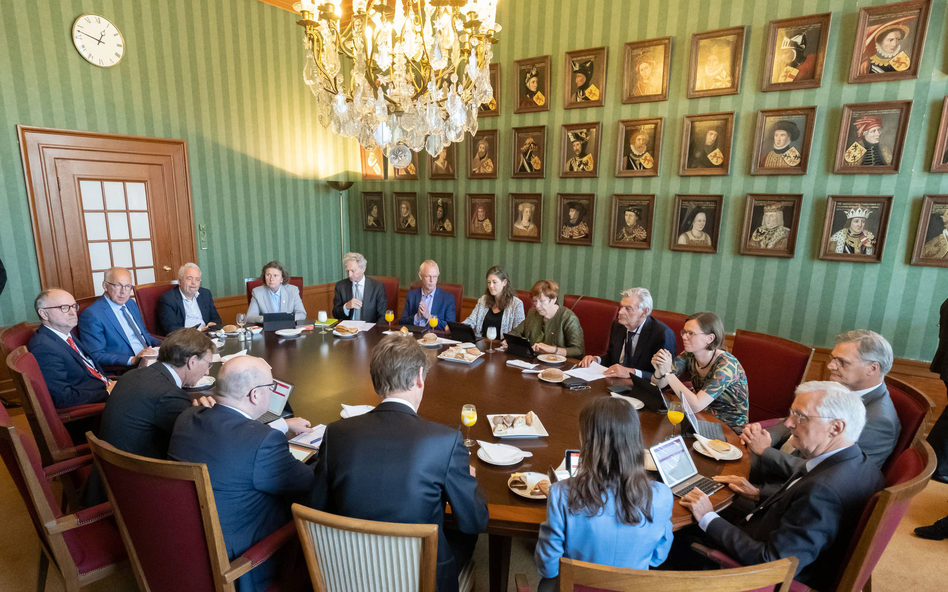 Nieuwe Eerste Kamer geïnstalleerd: het nieuwe College van Senioren (overleg van fractievoorzitters, Kamervoorzitter en Ondervoorzitters) 