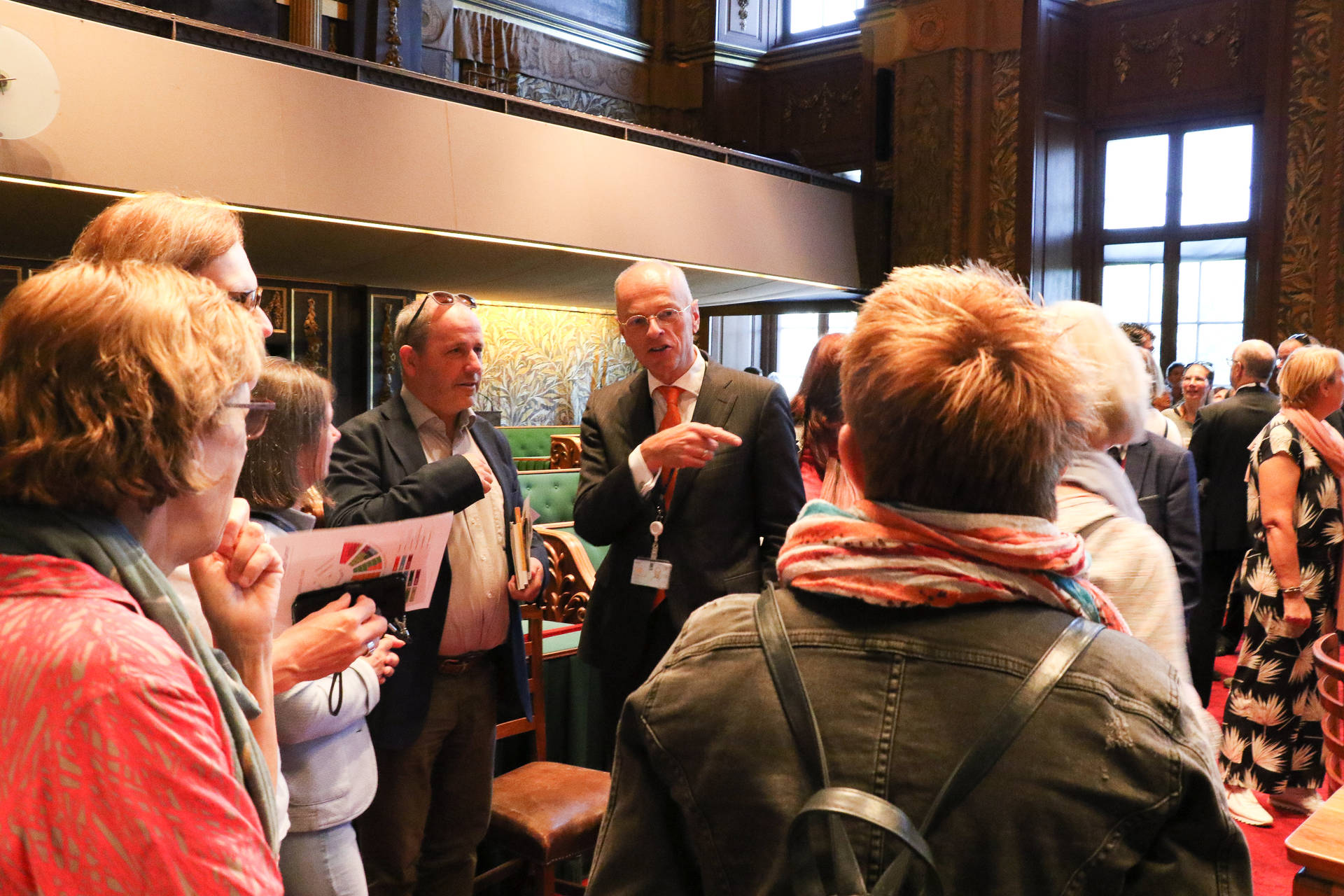 Voorzitter Bruijn in gesprek met bezoekers