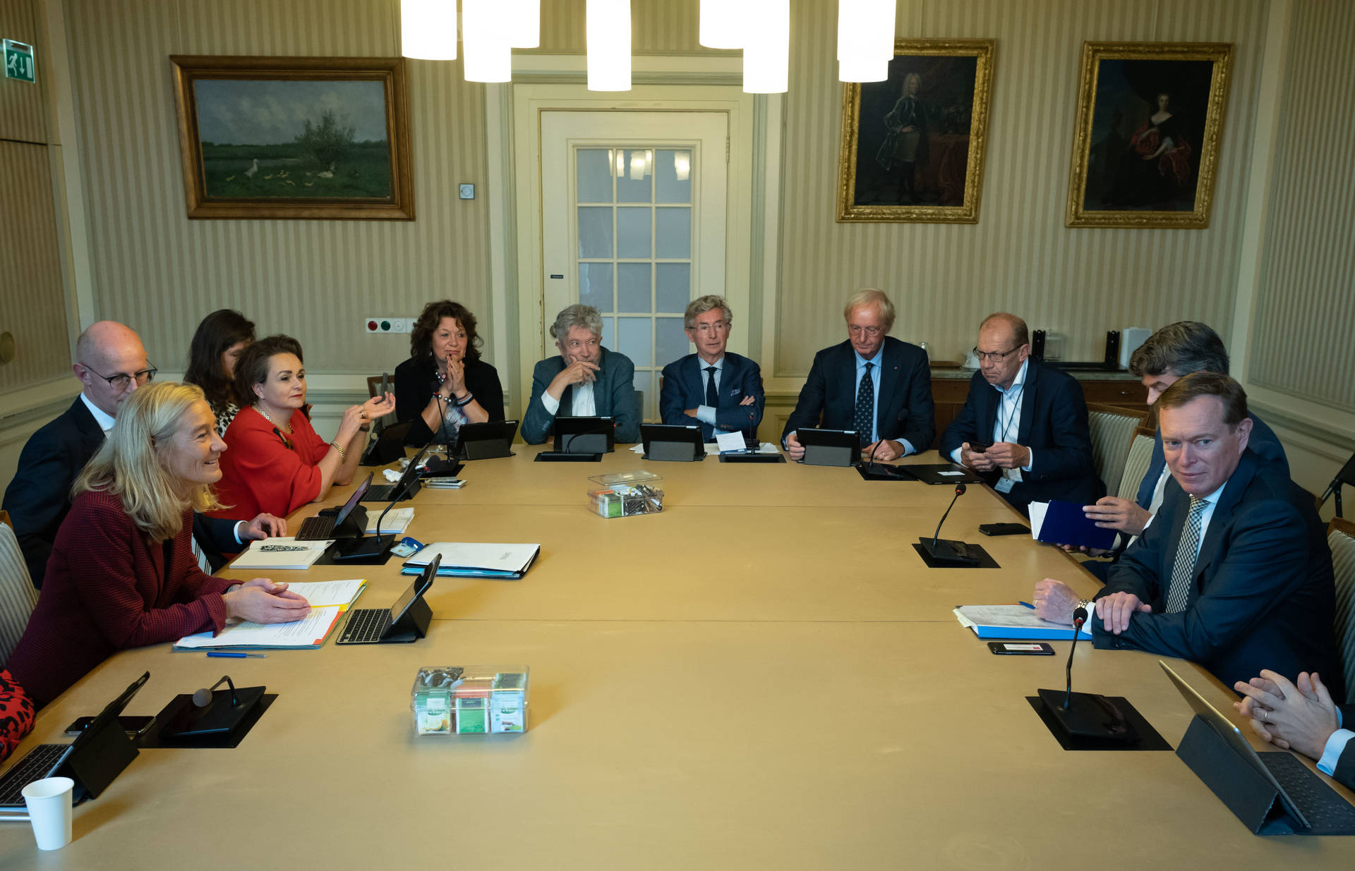 Tijdens de commissievergaderingen werd er ook kennisgemaakt met de bewindspersonen. Op deze foto het kennismakingsgesprek tussen minister Bruins voor Medische Zorg en Sport en de leden van de commissie voor Volksgezondheid, Welzijn en Sport.