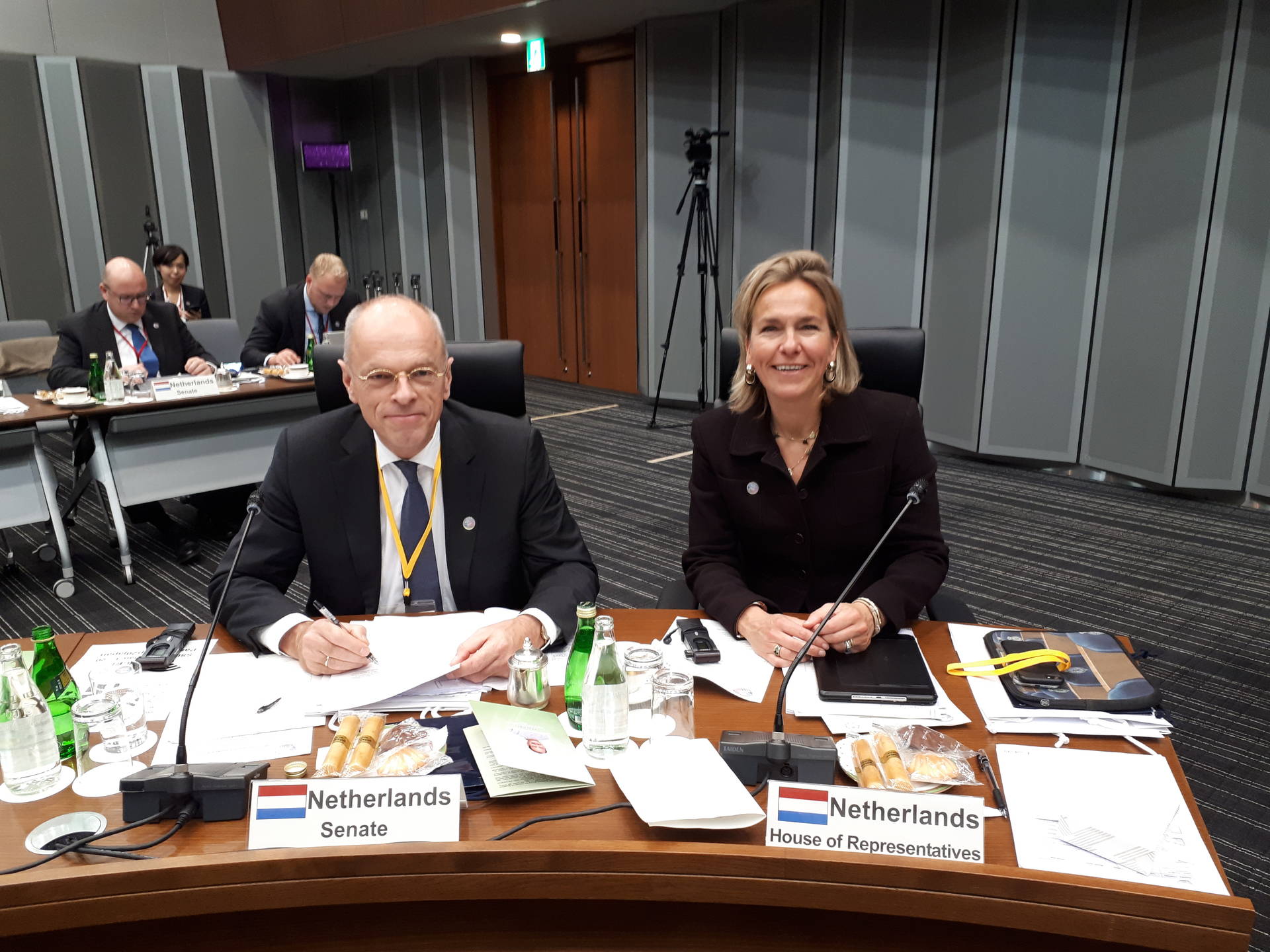 Eerste Kamervoorzitter Jan Anthonie Bruijn (l) en Ondervoorzitter Tweede Kamer Ockje Tellegen (r) bij G20-bijeenkomst parlementsvoorzitters in Tokio