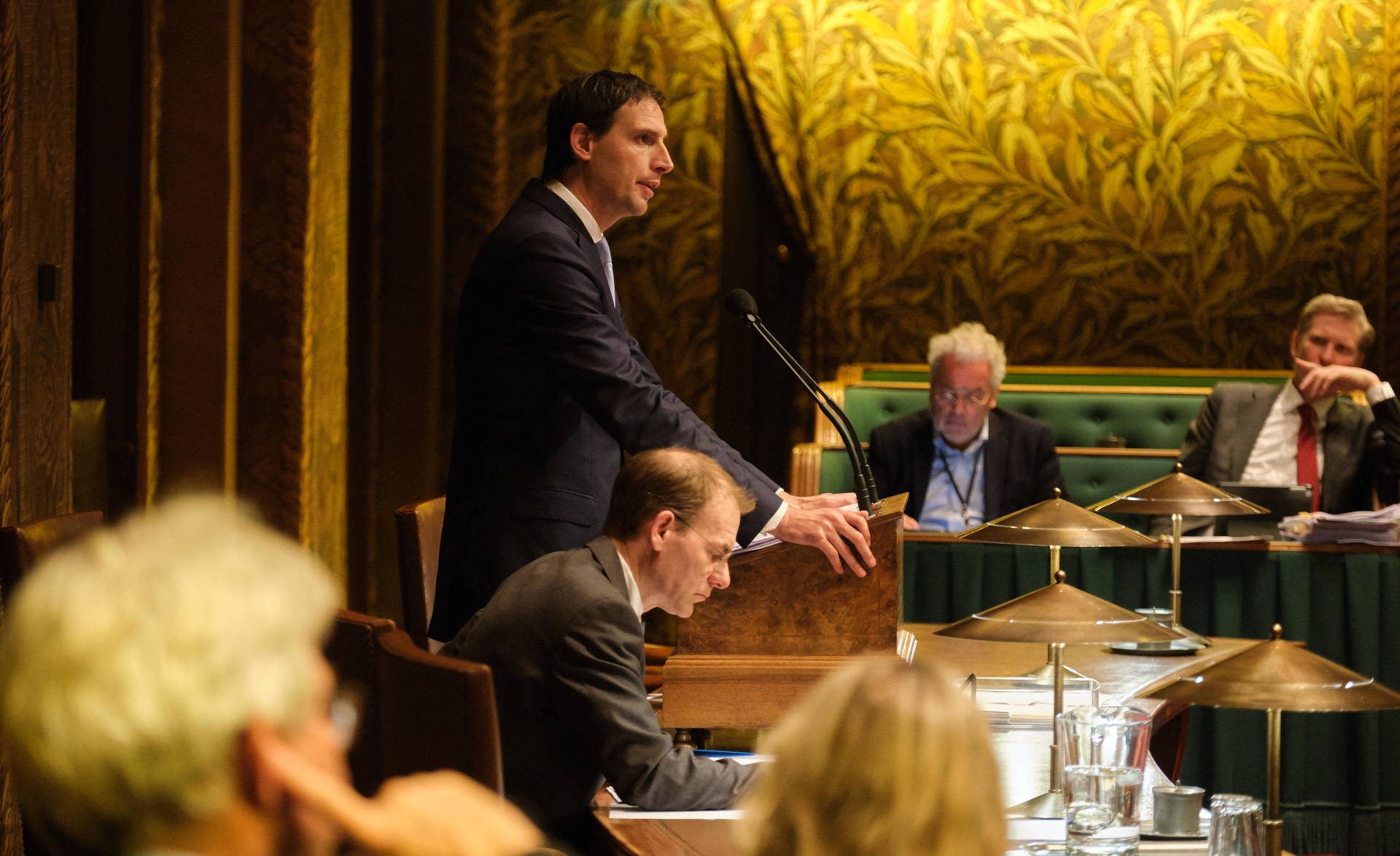 Minister Hoekstra van Financiën (staand) en senator Koffeman (midden) tijdens het debat op 19 november