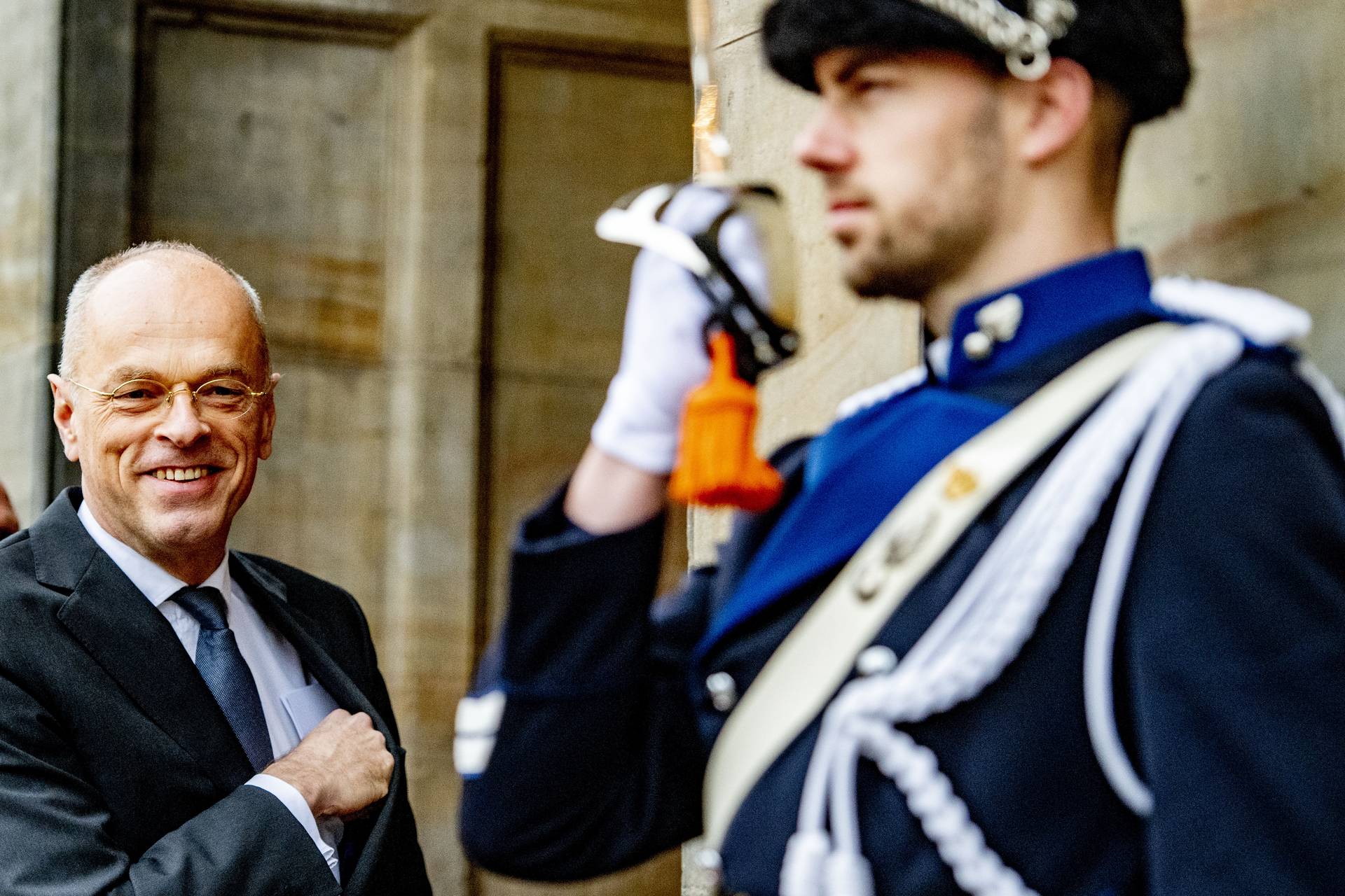 Voorzitter Bruijn komt aan bij het Paleis op de Dam in Amsterdam, 14 januari 2020