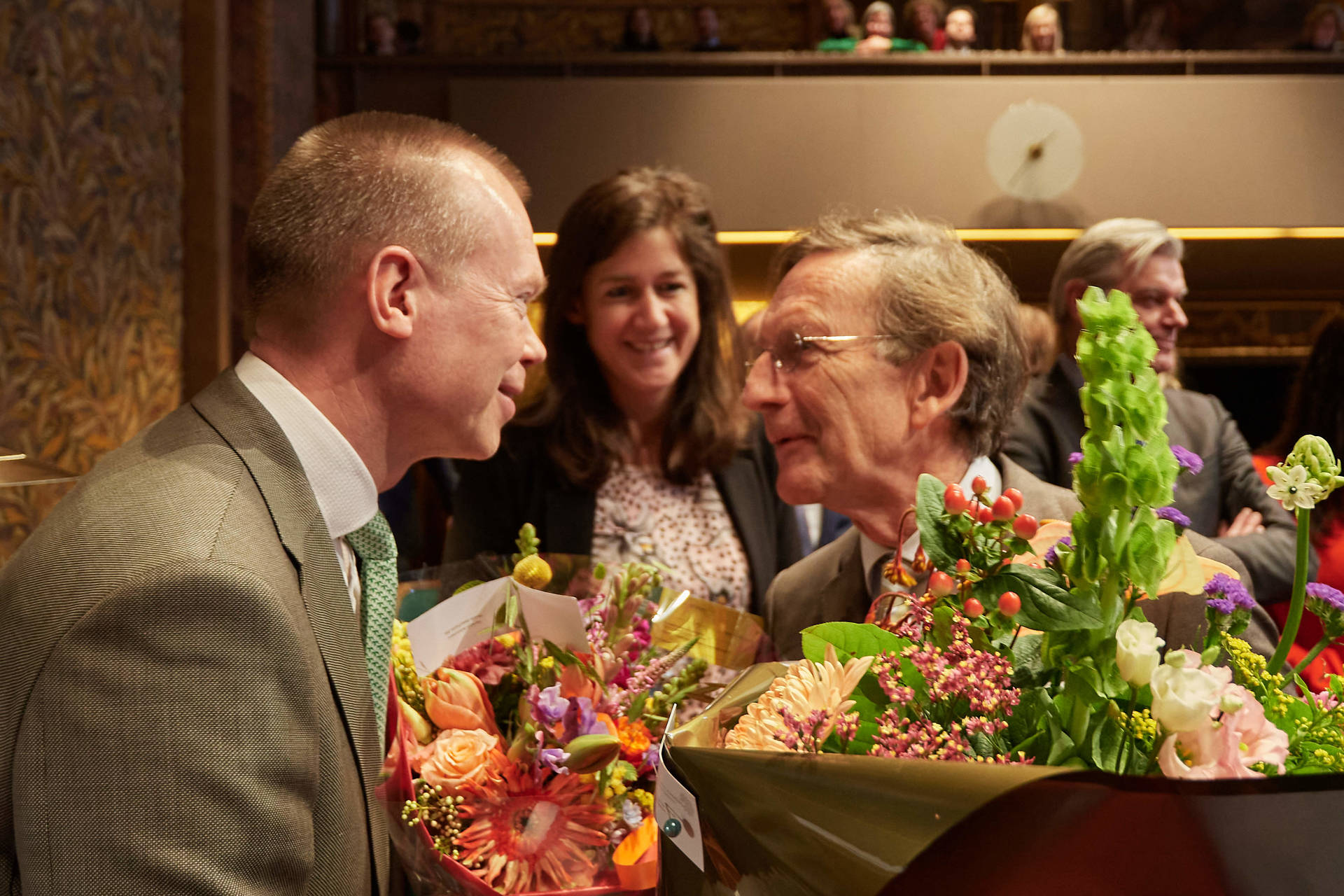 Felicitaties van D66-voorzitter Bredenoord (midden) en vicefractievoorzitter Backer (rechts) 