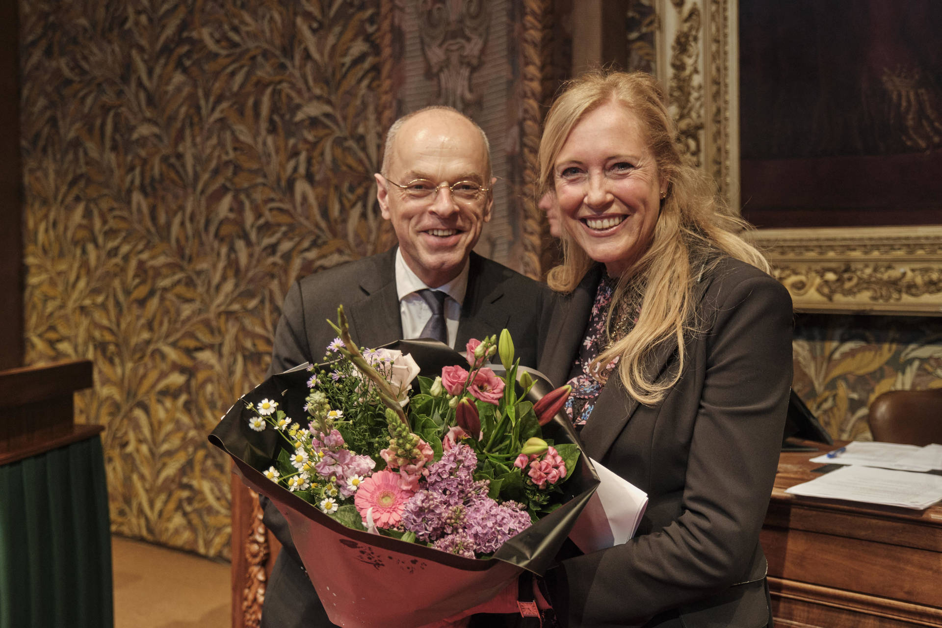 Felicitaties voor senator De Blécourt die haar maidenspeech hield