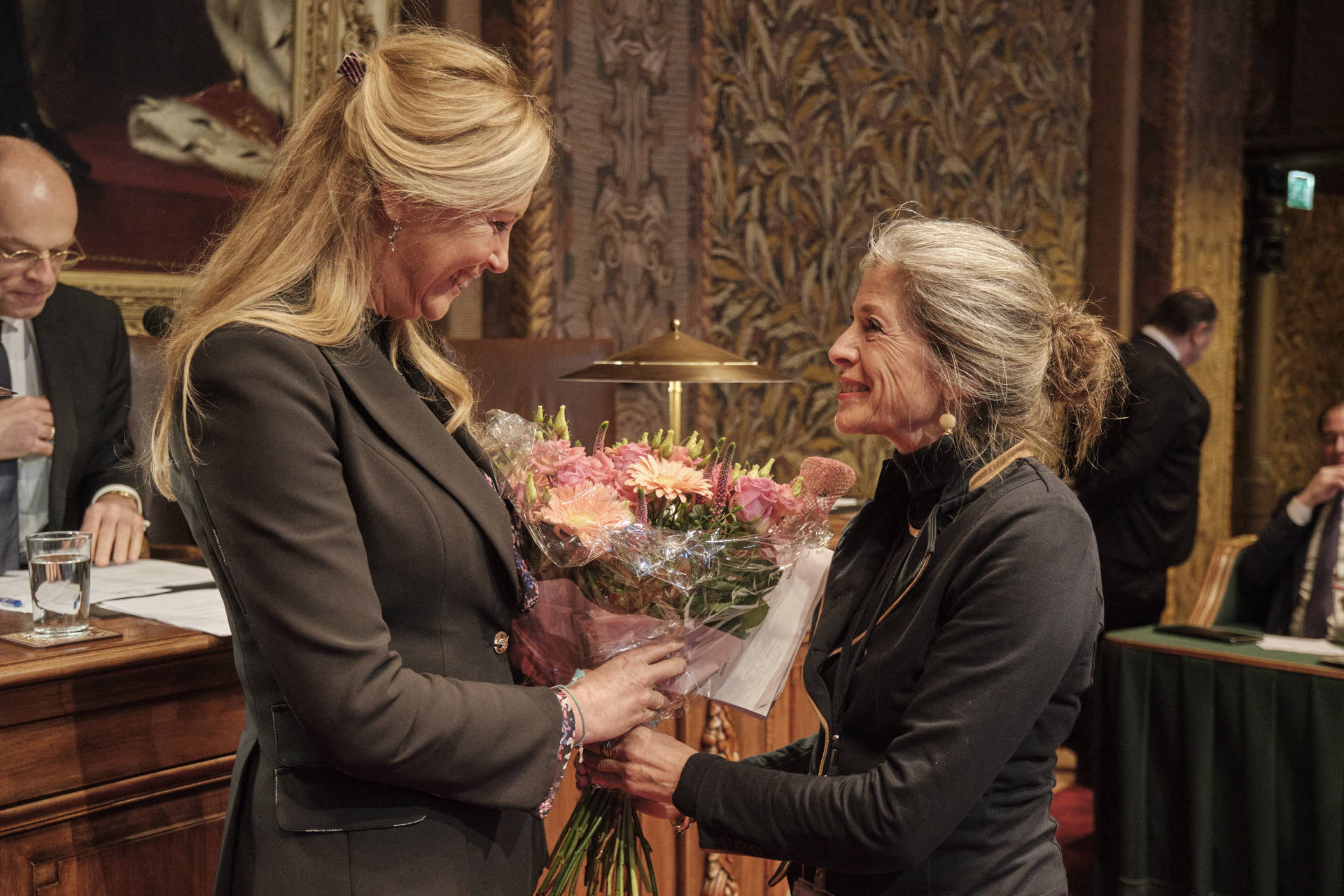 Felicitaties voor senator De Blécourt die haar maidenspeech hield