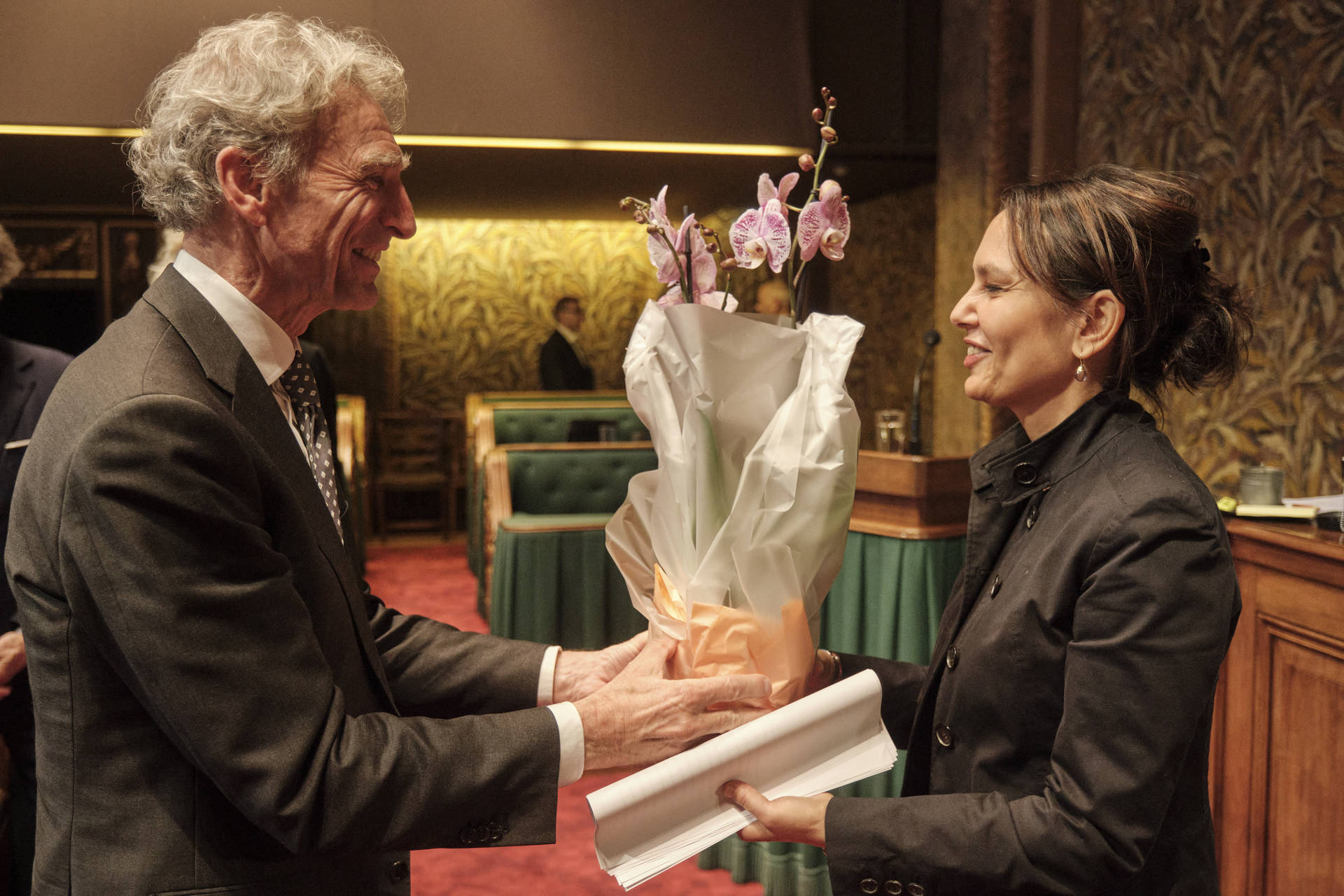 Felicitaties voor senator Veldhoen die haar maidenspeech hield