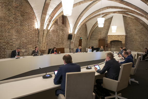 De commissie OCW vergaderde dinsdag 12 mei in de Kelderzaal van de Grafelijke Zalen op het Binnenhof