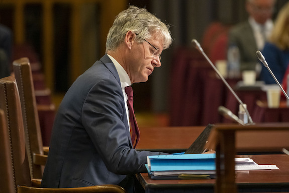 Minister Slob tijdens het debat op 12 mei 2020.