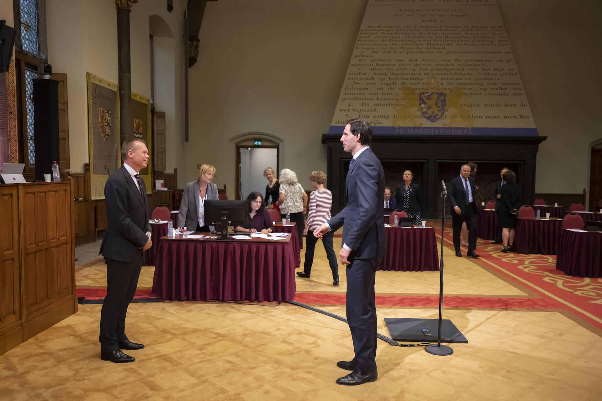 Felicitaties voor senator Van der Voort (D66) die in het debat zijn maidenspeech hield