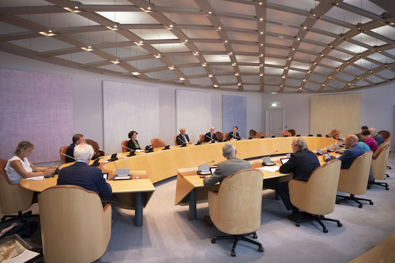 De commissies IWO en EZK/LNV vergaderden dinsdag 16 juni in de Volle Raadszaal van de Raad van State. Als gevolg van de anderhalvemetermaatregel heeft de Eerste Kamer ruimtetekort voor haar vergaderingen. Daarom kunnen EK-commissies sinds kort - tijdelijk en beperkt - ook vergaderen bij de buren op het Binnenhof, de Raad van State.