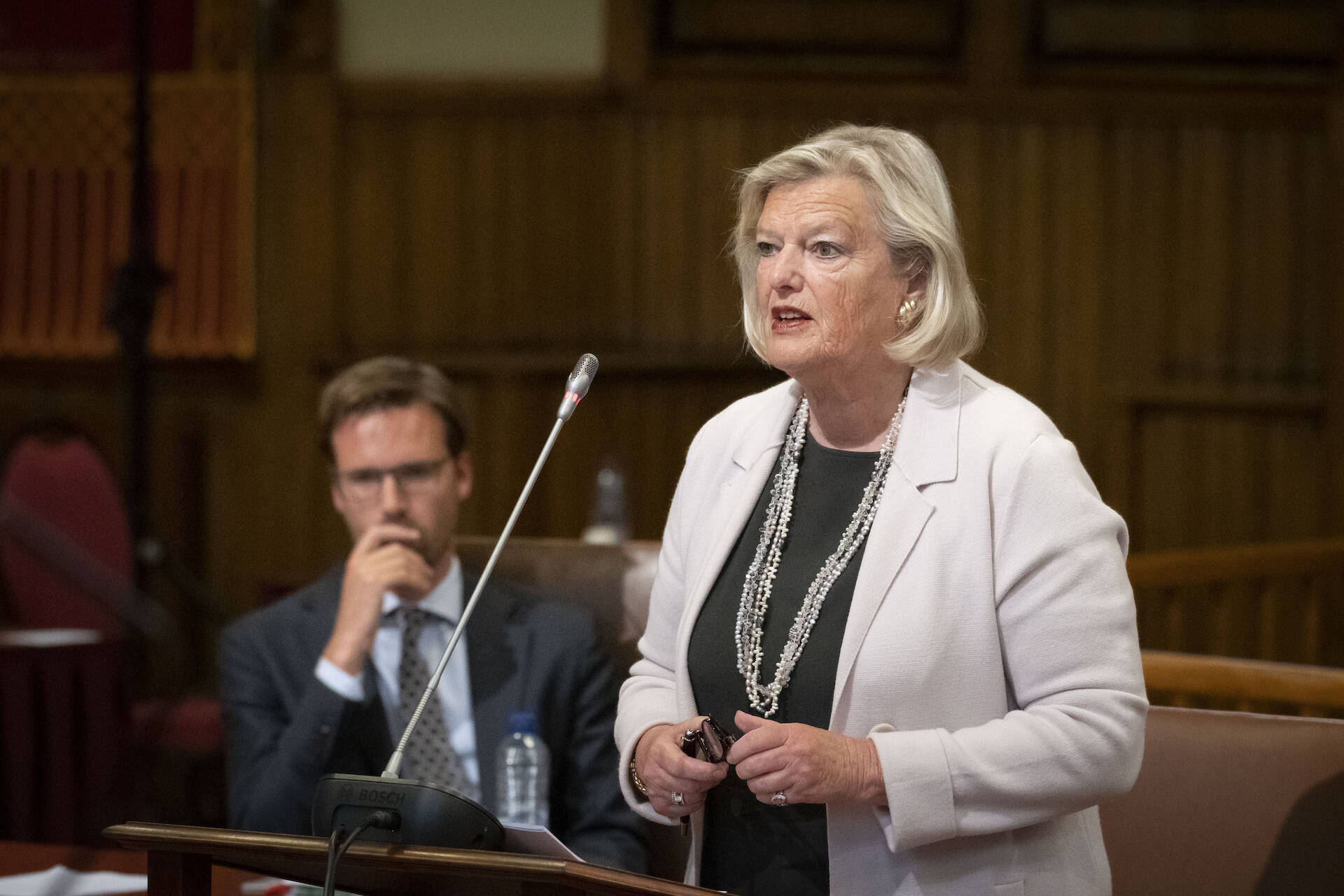 Staatssecretaris Broekers (J&V) tijdens het debat