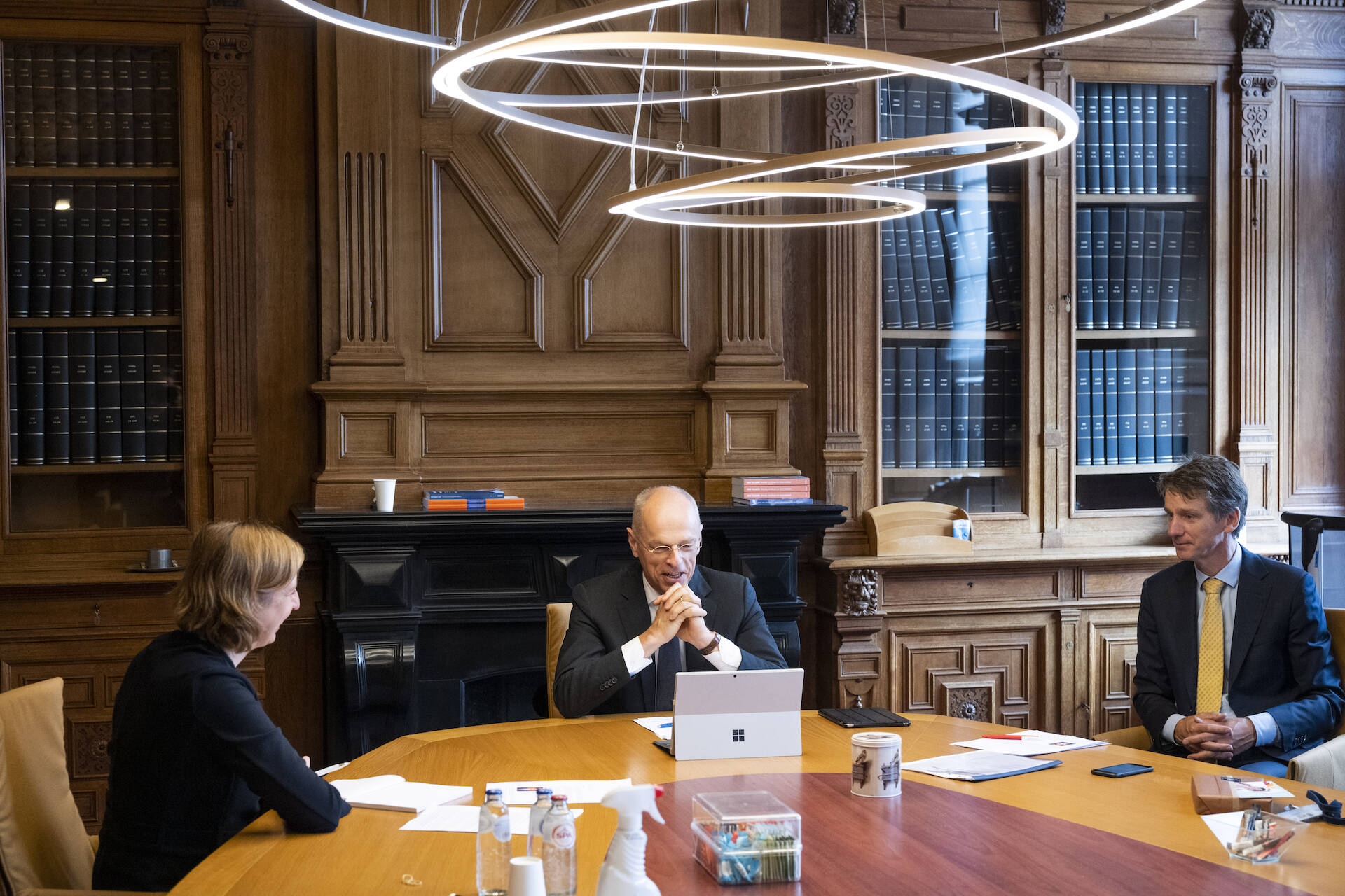 Kamervoorzitter Jan Anthonie Bruijn werd tijdens het gesprek geflankeerd door Luuk van Luijk (eerste plaatsvervangend griffier en griffier van de commissie BDO) en Ilse Van den Driessche (senior stafmedewerker Europa)