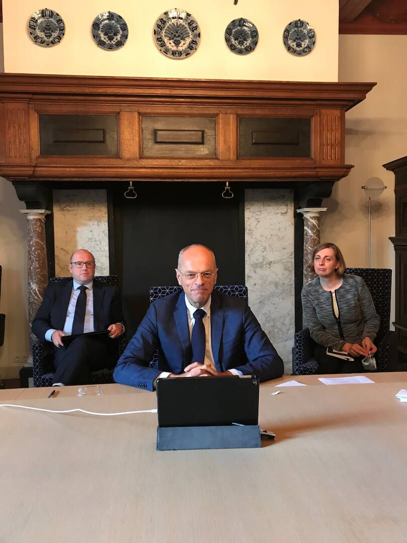 Vlnr: Remco Nehmelman, Griffier van de Eerste Kamer, Eerste Kamervoorzitter Jan Anthonie Bruijn en Ilse Van den Driessche, Raadadviseur Europese Zaken van de Eerste Kamer