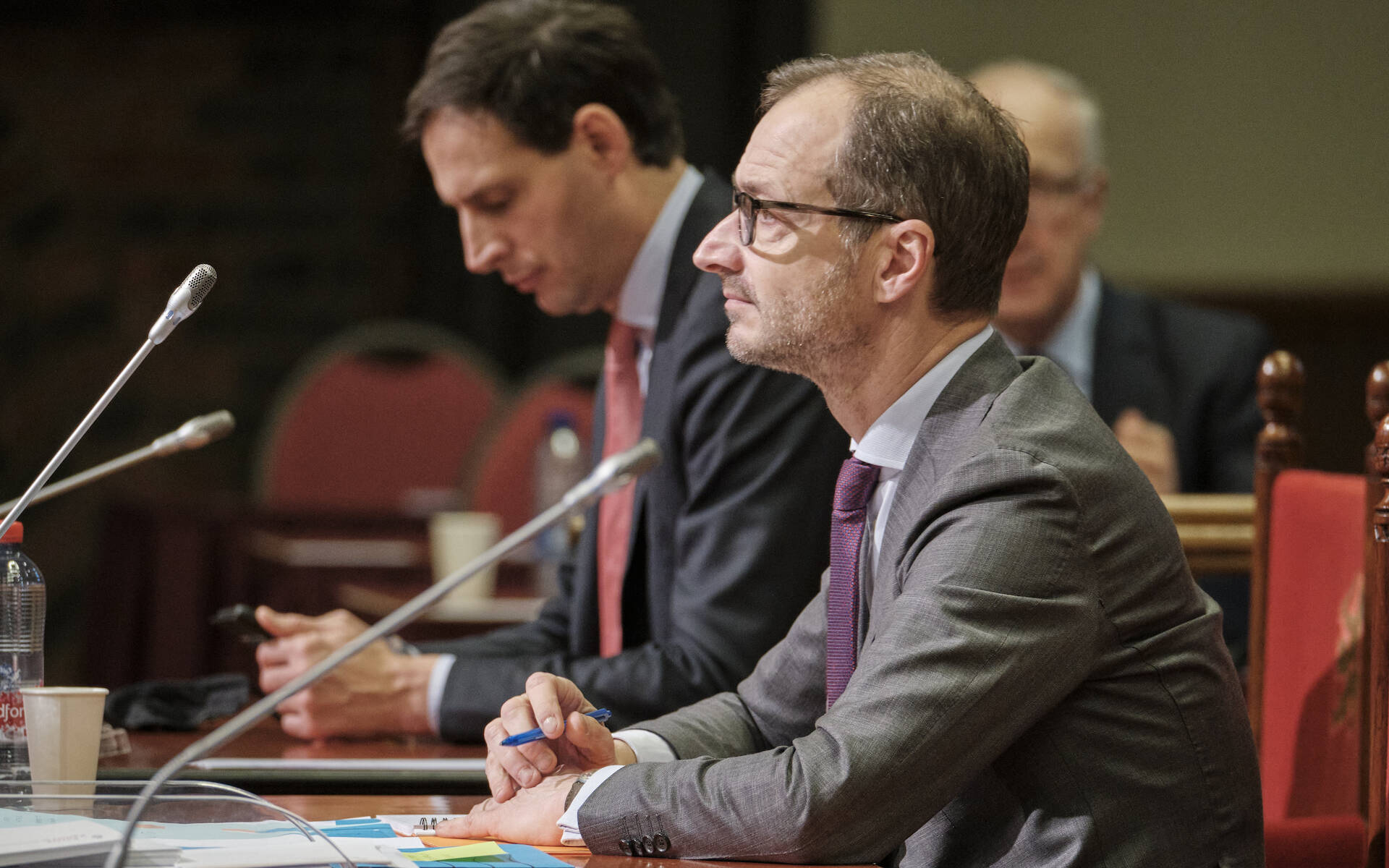 Minister Hoekstra (links) en minister Wiebes (rechts) tijdens het debat op 15 december 2020