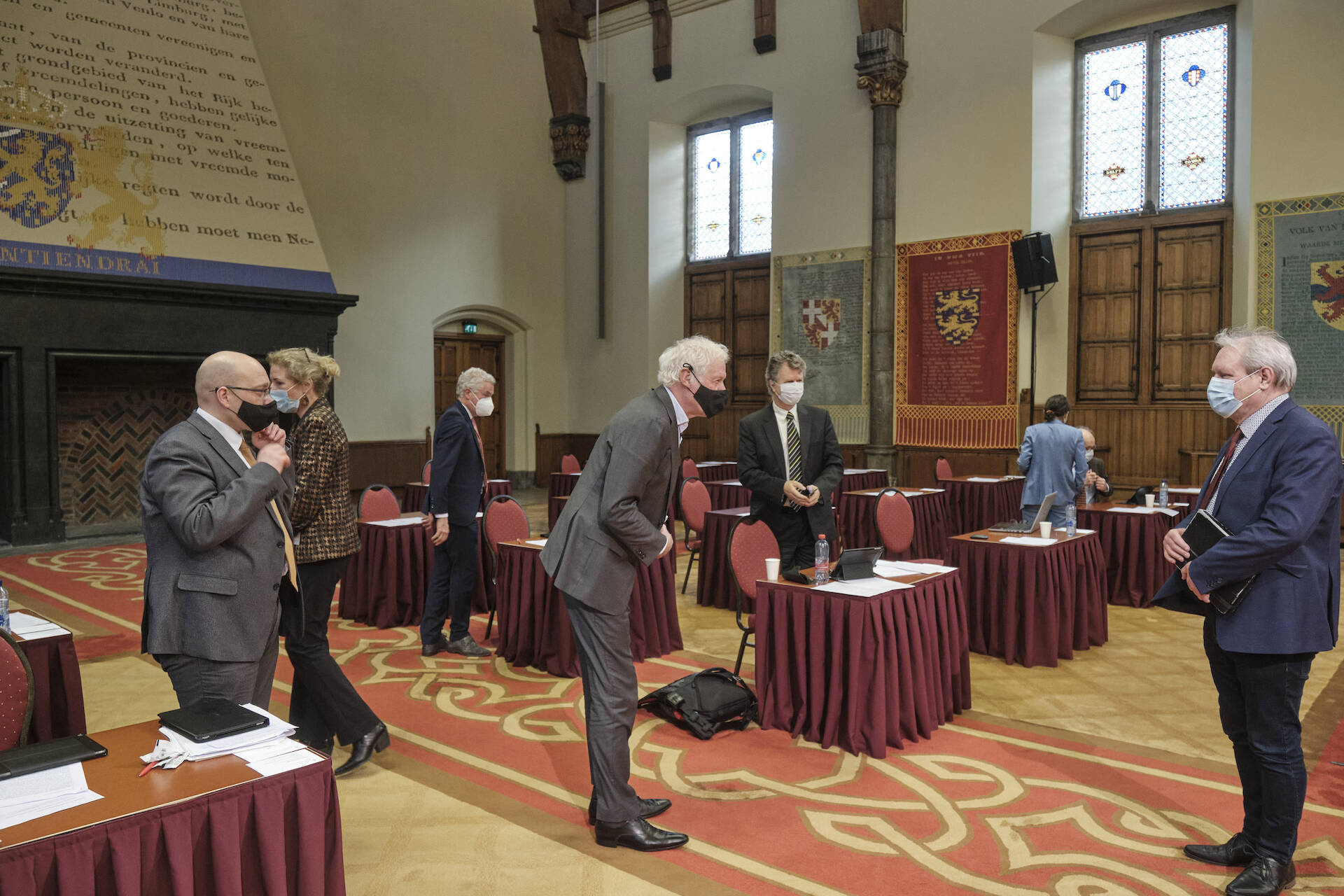 Felicitaties voor senator Raven (OSF) die in het debat zijn maidenspeech hield