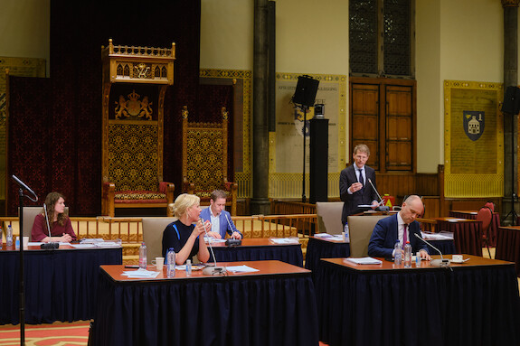 De initiatiefnemers en minister Dekker tijdens het debat op 23 maart 2021