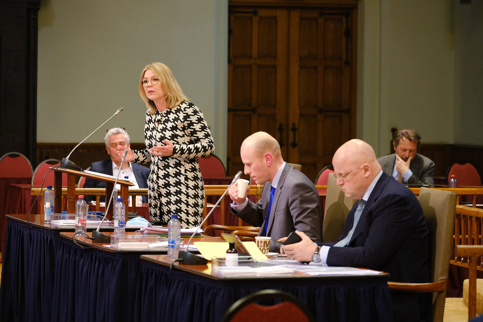 De initiatiefnemers Van Toorenburg en Koerhuis en minister Grapperhaus tijdens het debat op 23 maart 2021