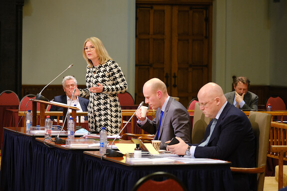 De initiatiefnemers Van Toorenburg en Koerhuis en minister Grapperhaus tijdens het debat op 23 maart 2021